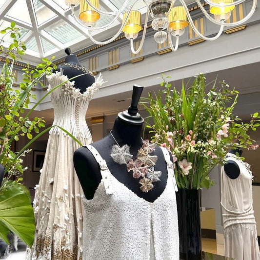 Mon collier Corolles à l'exposition couture de l'hôtel Sofitel Paris Le Faubourg