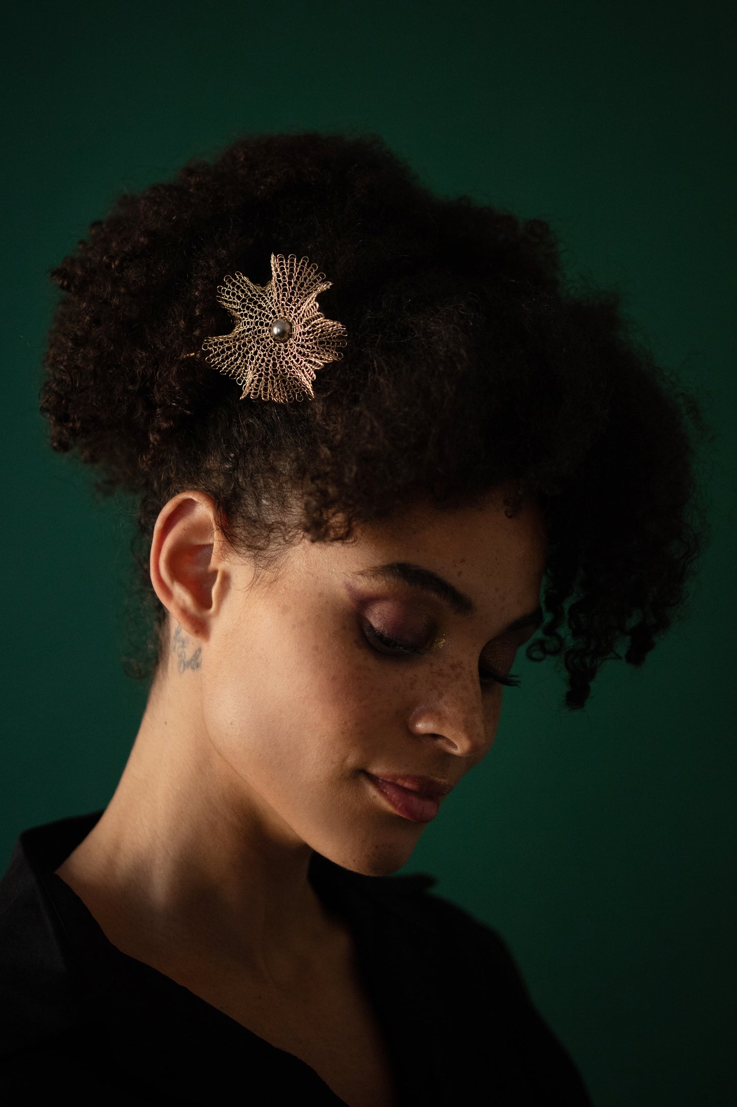 Broche Corolles Or et Perle noire
