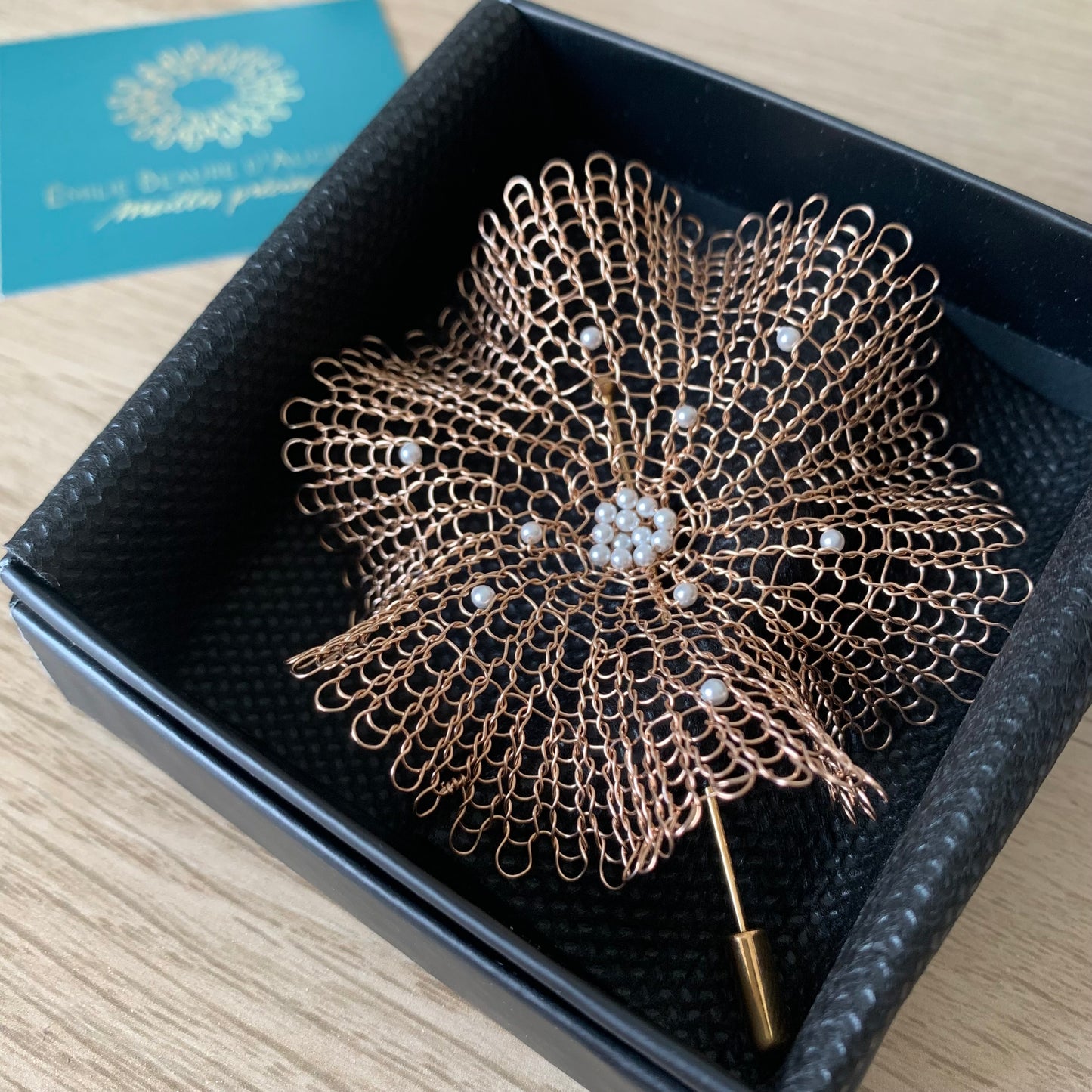 Broche Corolles Or Rose et Perle blanche