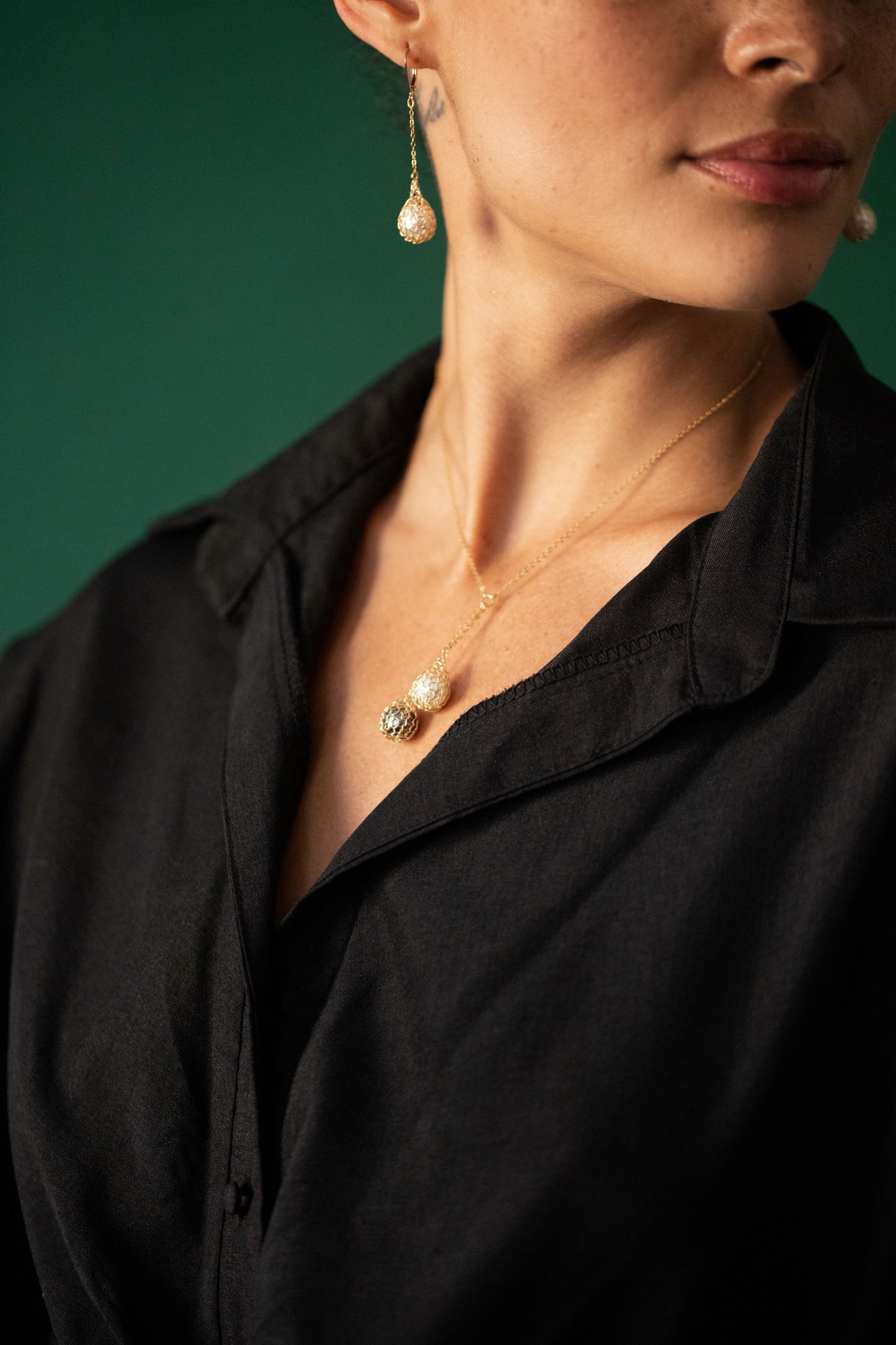 Collier Gouttelettes Perle blanche, noire et Or
