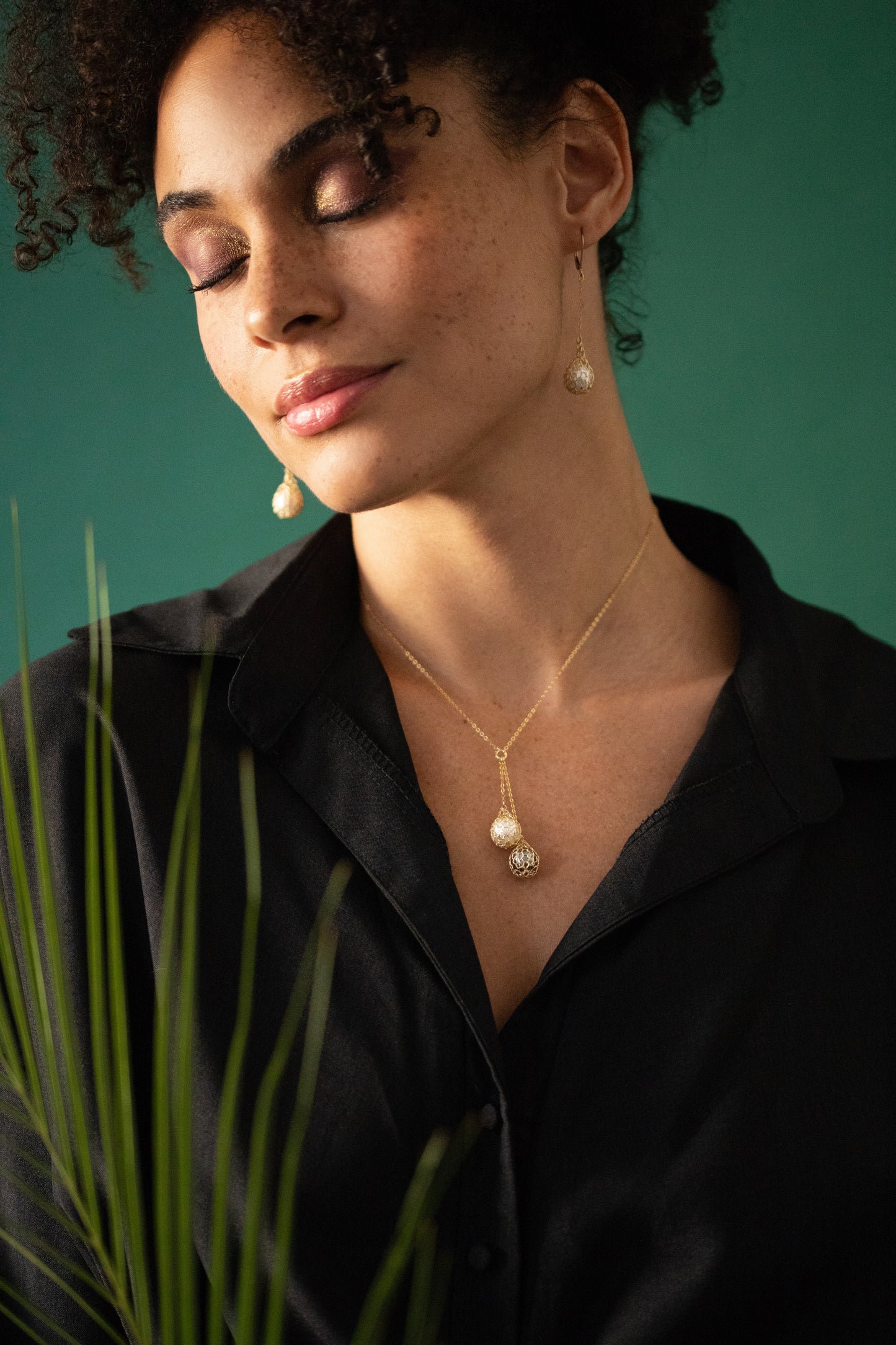 Collier Gouttelettes Perle blanche, noire et Or