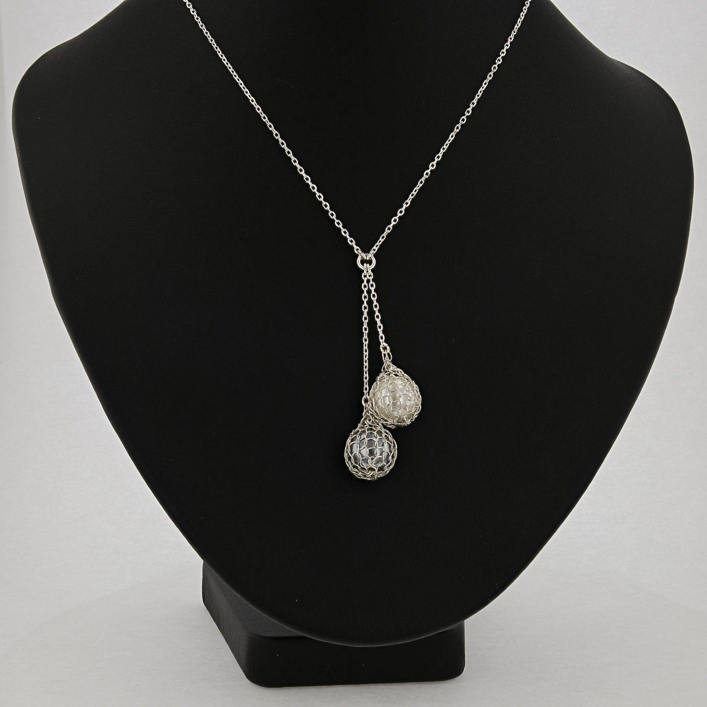 Collier Gouttelettes Perle blanche, noire et Argent