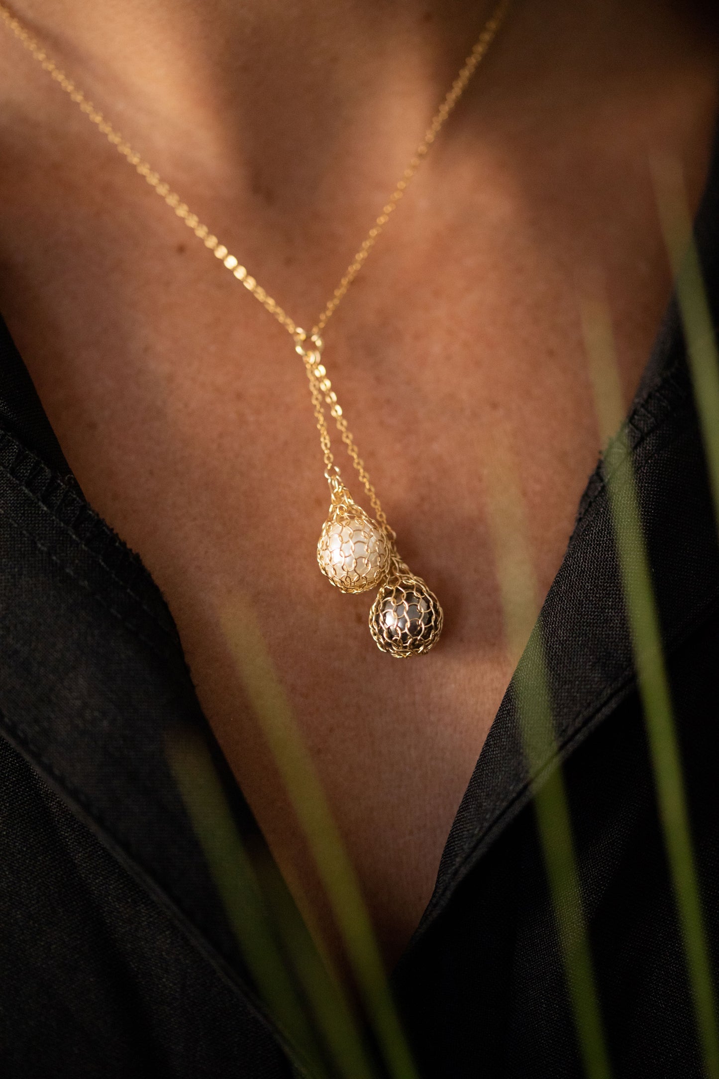 Collier Gouttelettes Perle blanche, noire et Or