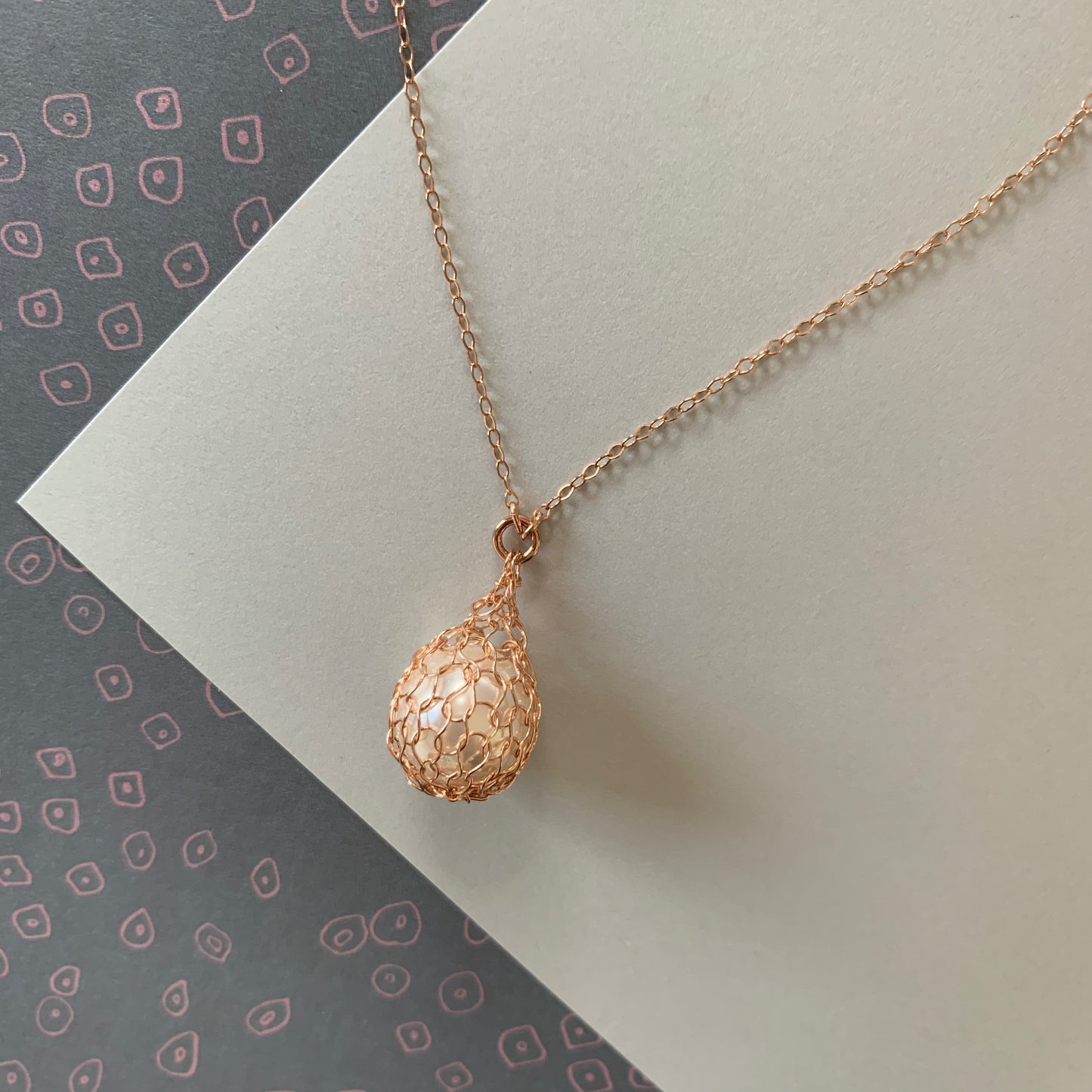 Collier Pendentif Gouttes Perle blanche et Or Rose