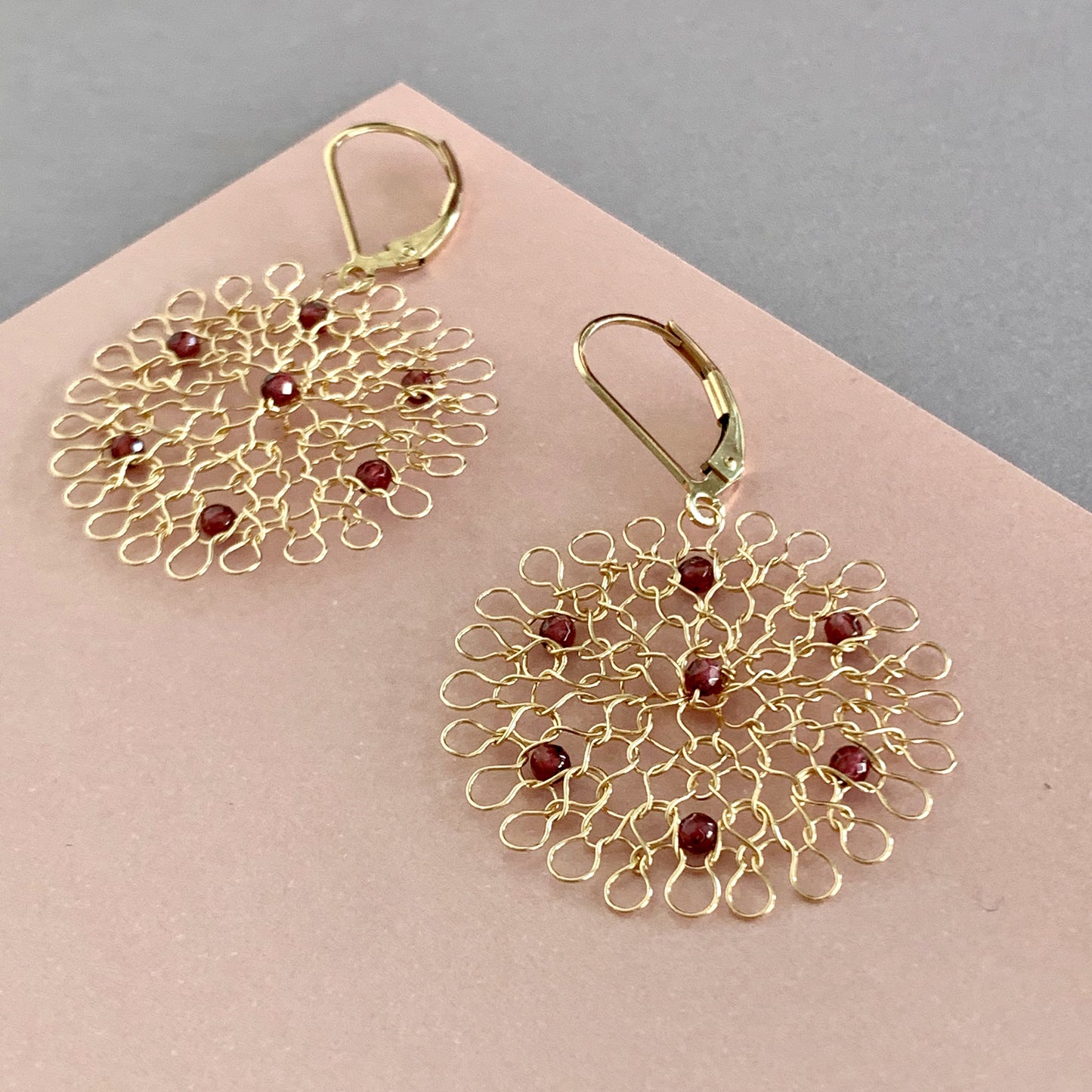 Boucles d'oreilles Rosaces Or et Grenats