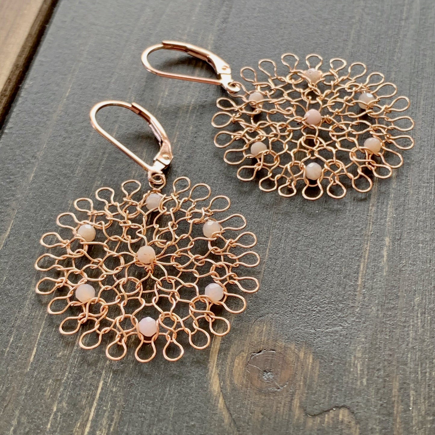 Boucles d'oreilles Rosaces Or Rose et Opales roses