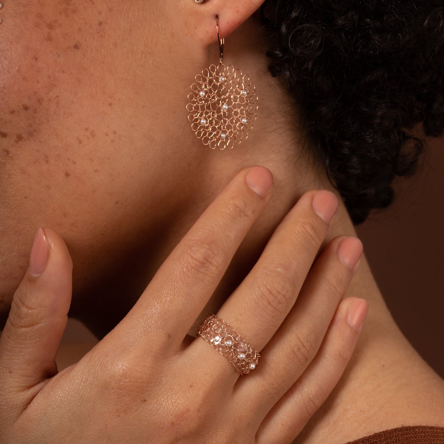 Boucles d'oreilles Rosaces Or Rose et Perles blanches nacrées