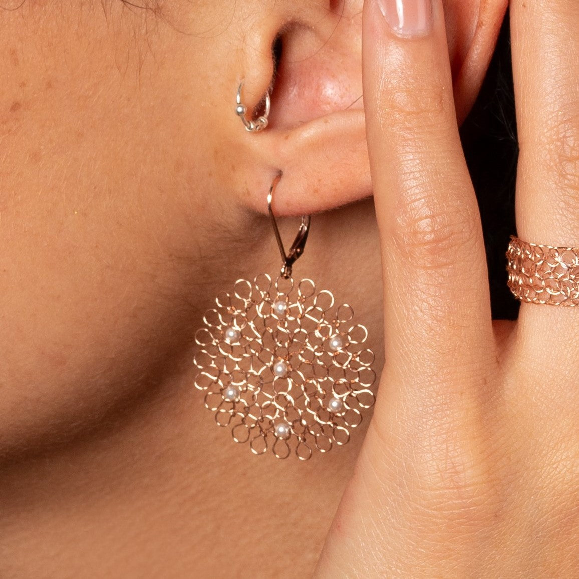 Boucles d'oreilles Rosaces Or Rose et Perles blanches nacrées