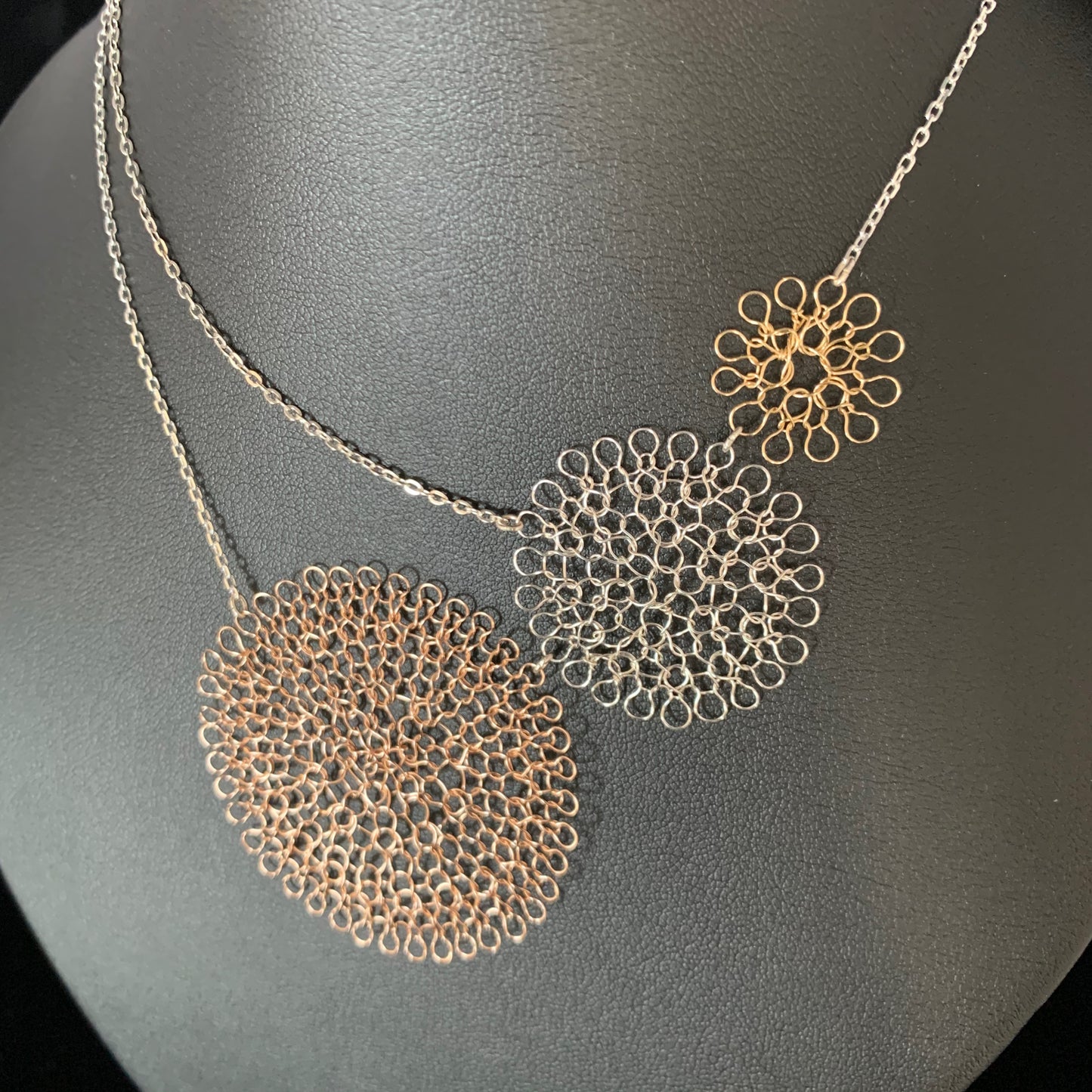 Collier Rosaces Triple Asymétrique Or, Or Rose et Argent